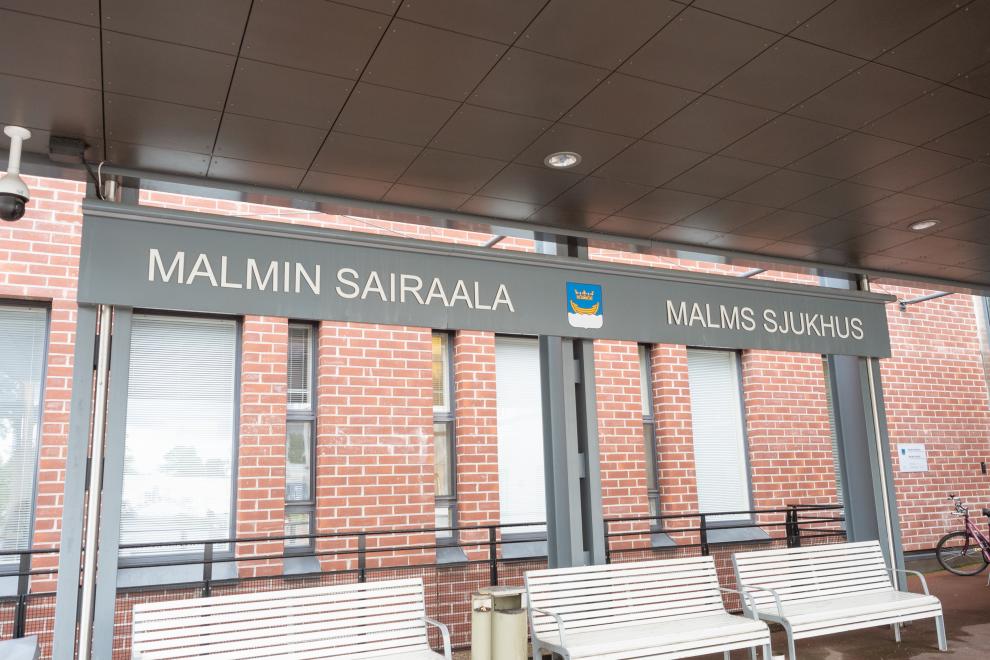 Kuva Malmin sairaalan sisäänkäynnistä.