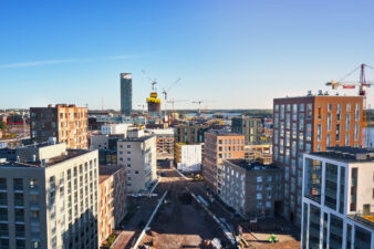 Kerrostalojen rakennustyömaa Helsingissä.