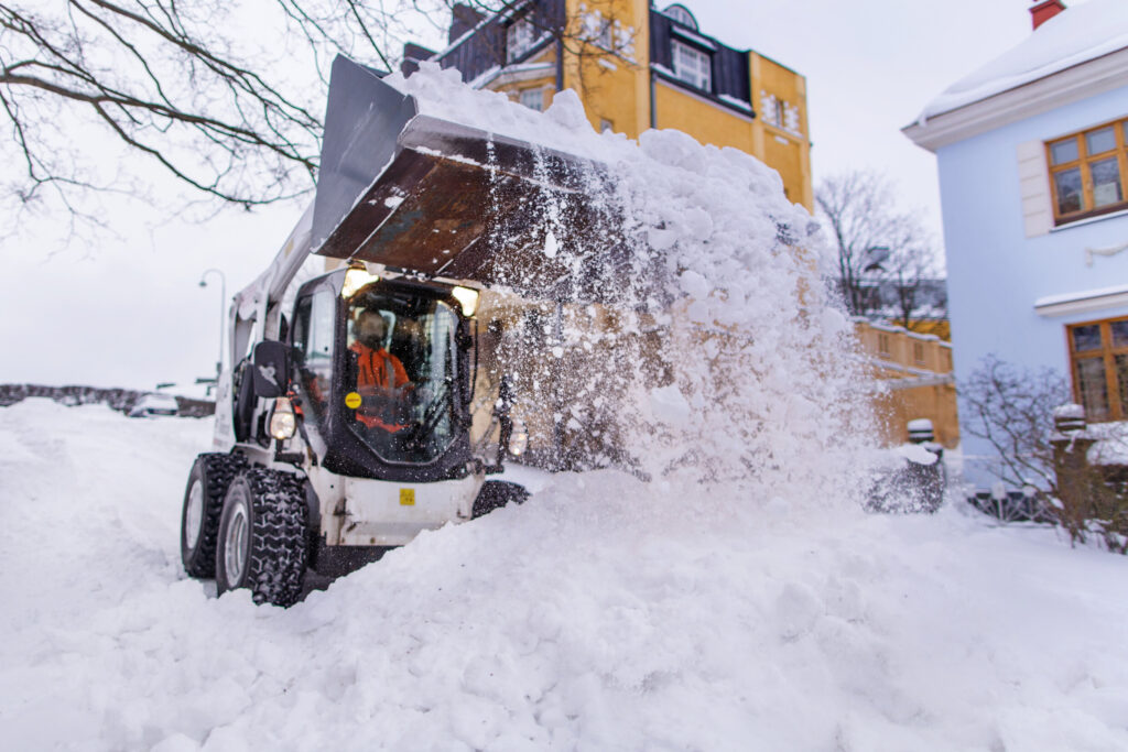 Lumiaura auraa lunta kasaan.