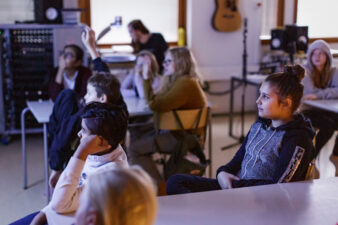 Lapset opiskelevat koulussa.